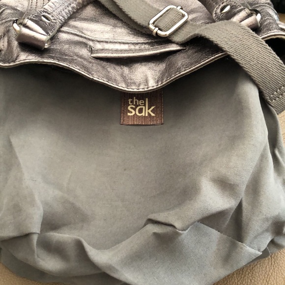 Gorgeous Leather the Sak silver crossbody bucket bag - Picture 10 of 14